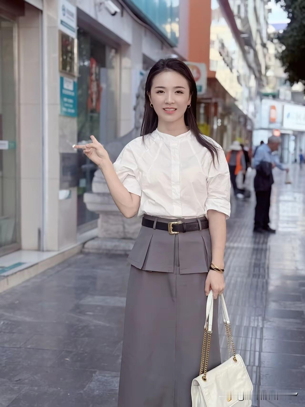 我理想的生活方式，就像那个有气质又穿得漂亮的姑娘一样，做个知性优雅的女人。
我认