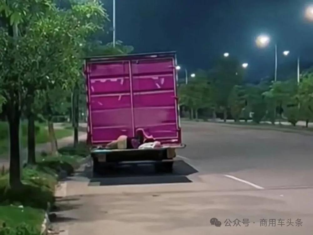 夫妻开货车送货 只能在尾板上轮流休息

天气炎热，一对夫妻开货车送货，累了只能在