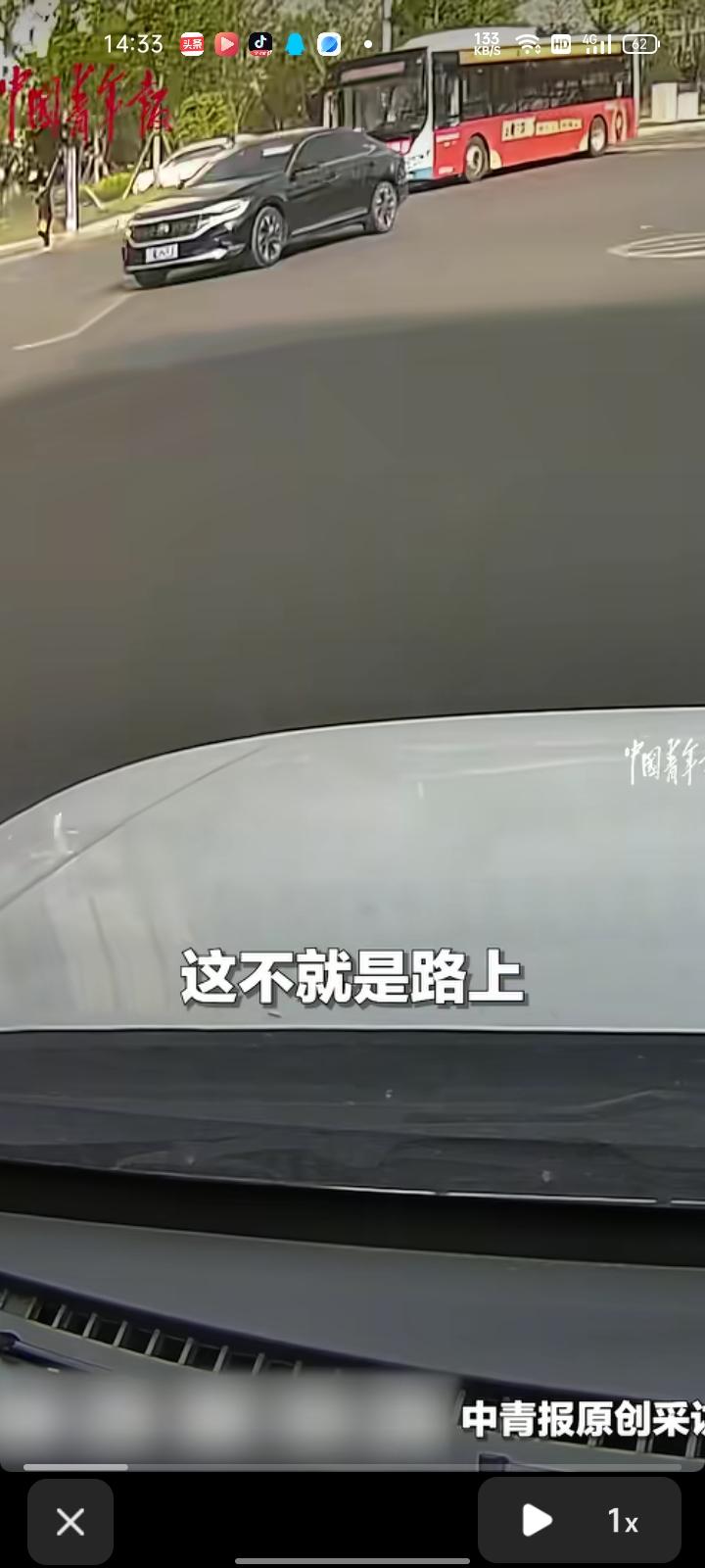 4月29日，山西晋城。爸爸送儿子去幼儿园，由于时间紧没顾上吃早饭，于是妈妈给孩子