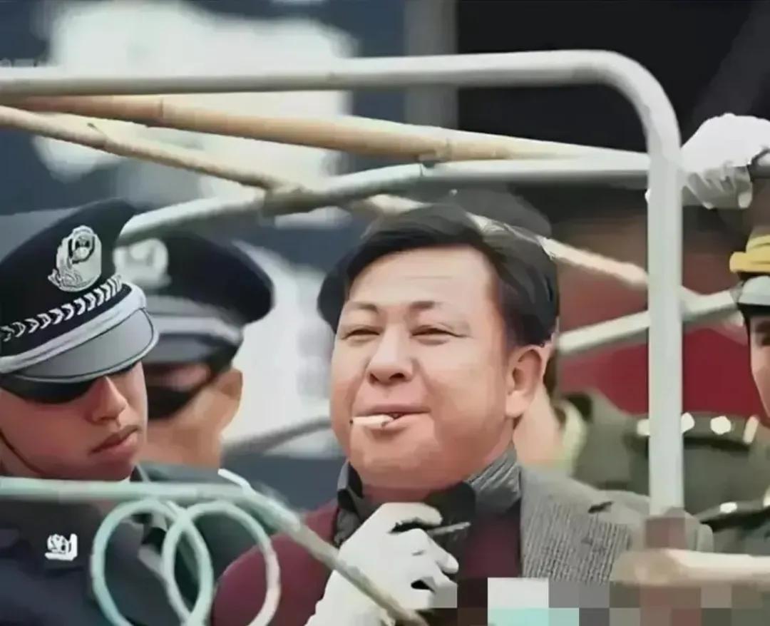 在2001年，张林琪，一位即将面临生命终结的死刑犯，出现在我们的视野中。他的样子