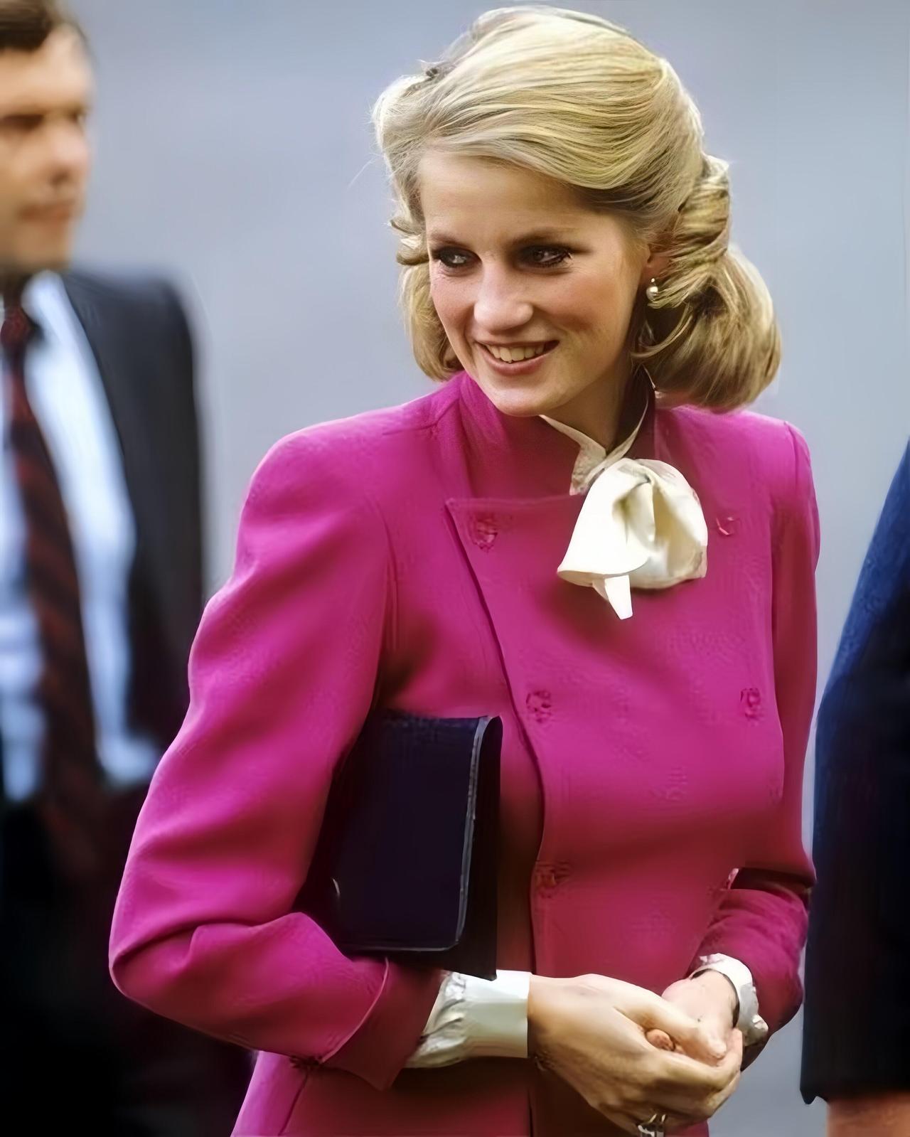 1984年，戴安娜换了新发型出席王室公务，却惹得女王婆婆不高兴，从此再也不敢留长