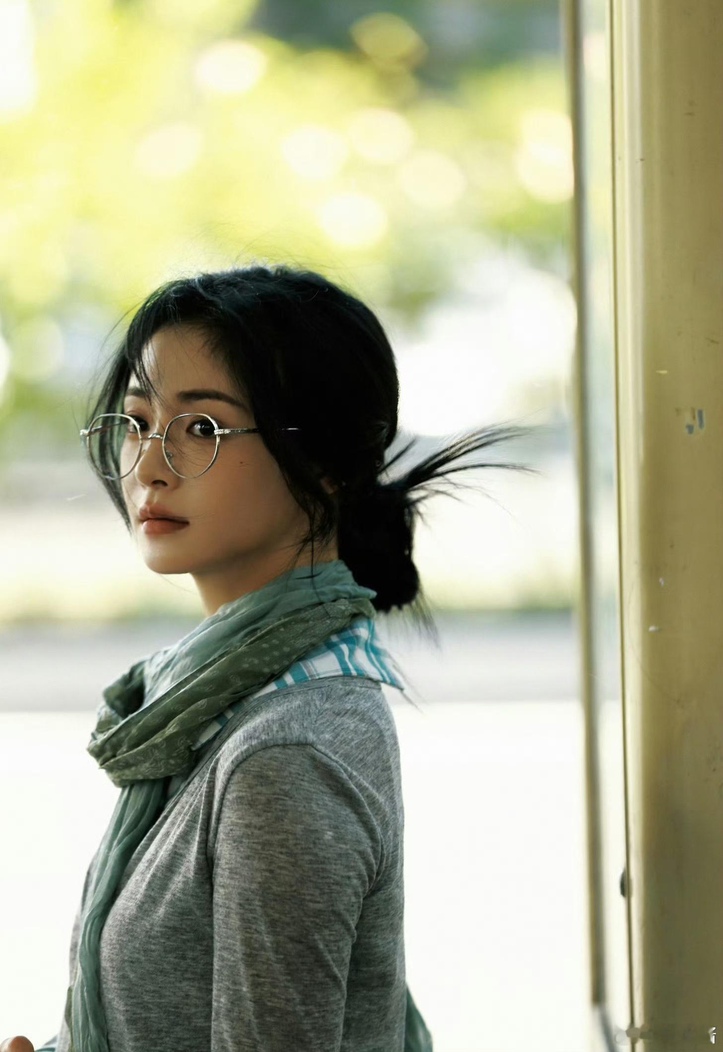 #周洁琼平行世界版吴姗姗写真# 来自于周洁琼的这组写真让我们看到了平行世界之中吴