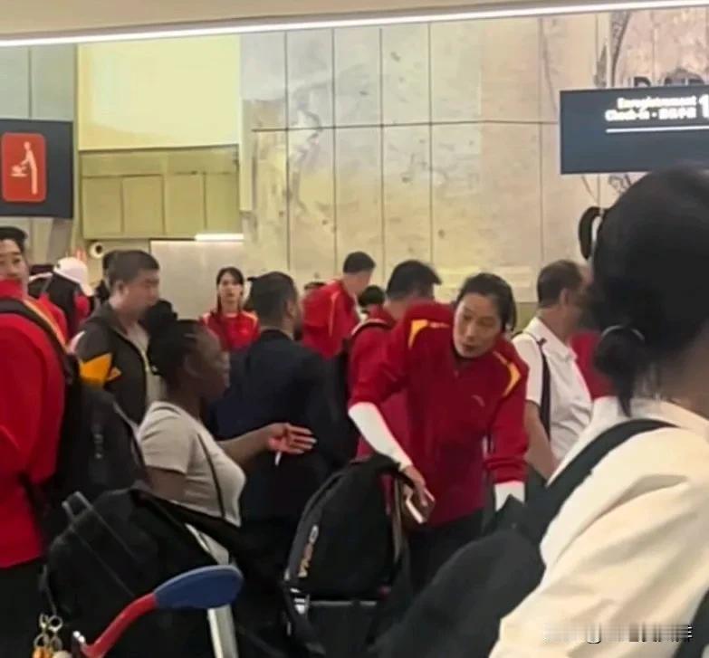 别了巴黎奥运会！中国女排征程结束。
近日有网友说和中国女排乘坐同一个航班回国，中