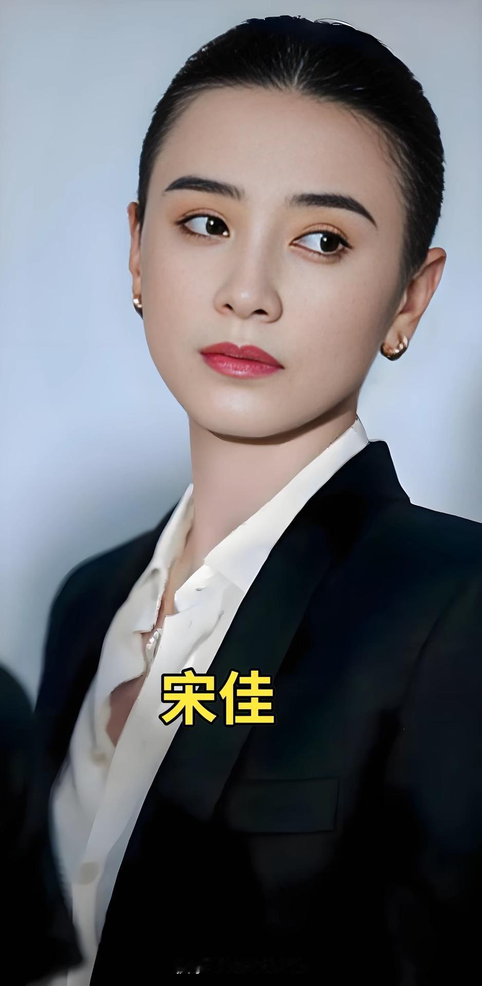 从配角到影后太不从配角到影后，真的太难了。就说辛芷蕾，拿了威尼斯影后却引发争议。