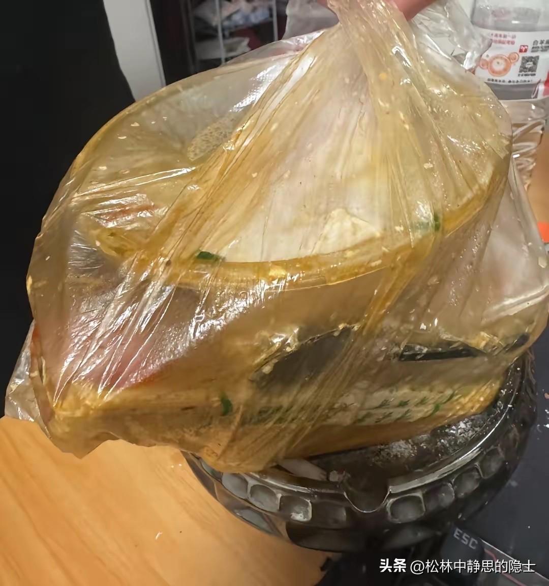 昨天，城区一名女子点了份麻辣烫外卖，餐品送到的时候，汤汁撒了大半。外卖小哥站在门
