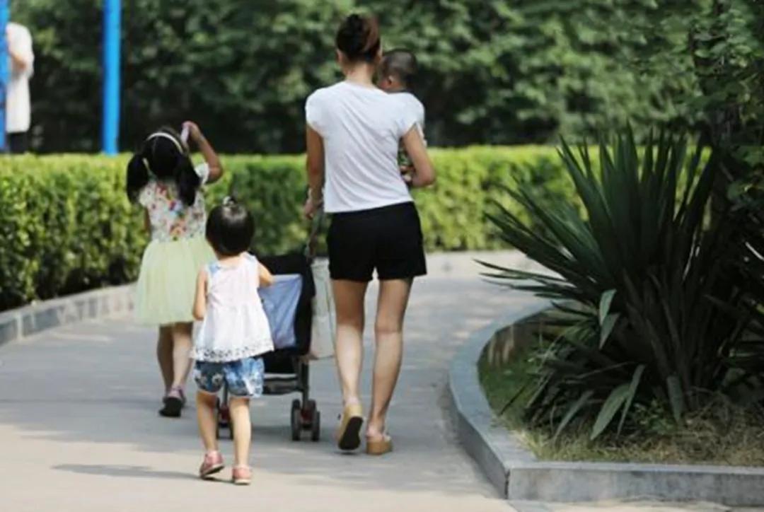 成都5岁女童商场走失，冷静举动遇上暖心善意太治愈
 
四川成都，一个5岁小女孩在