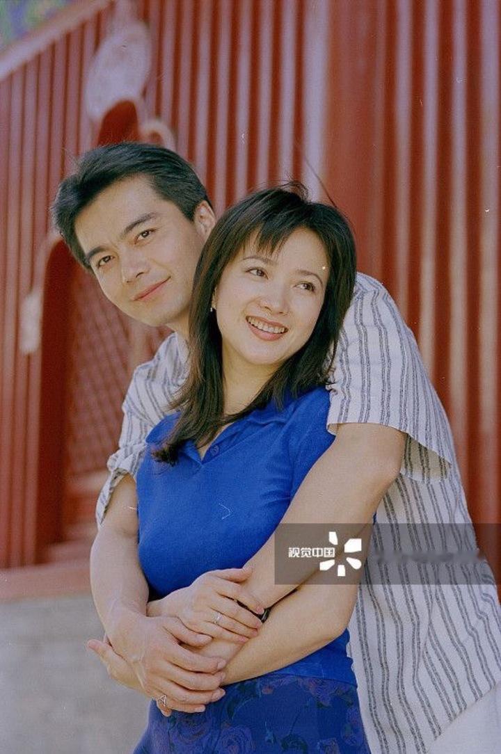 何晴和许亚军离婚后，儿子许何抚养权在许亚军那边。之后许亚军再婚又生一子，看得出来