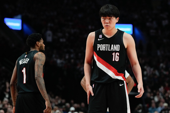 杨瀚森成长需要时间 当初选秀顺位出来时，一个个都把杨瀚森捧上天了，恨不得是下一个