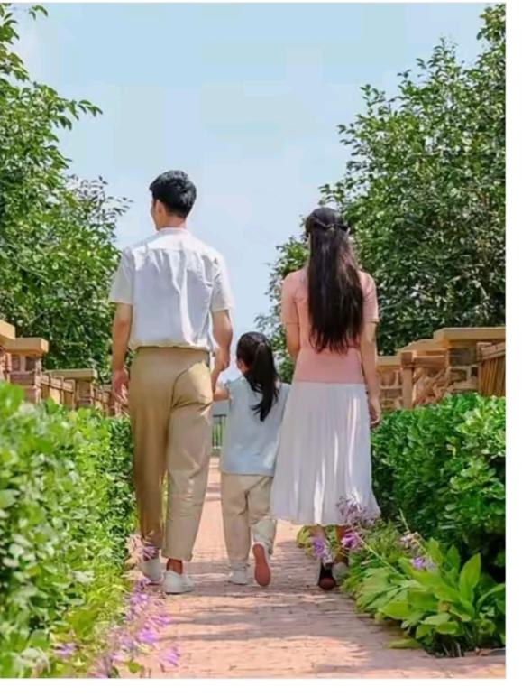 幸福之家
一家三口去出行；
郊外道边植物浓；
空气质量特别好；
心情舒畅好心情；