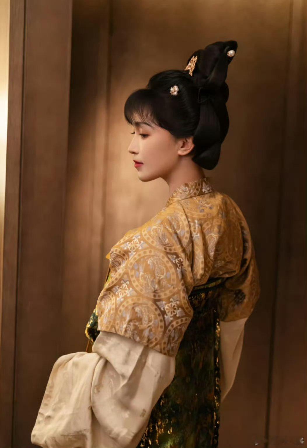 李子柒穿绿色唐朝襦裙太绝了 李子柒身着绿色唐朝襦裙，宛如从画中走来。那一抹绿，是