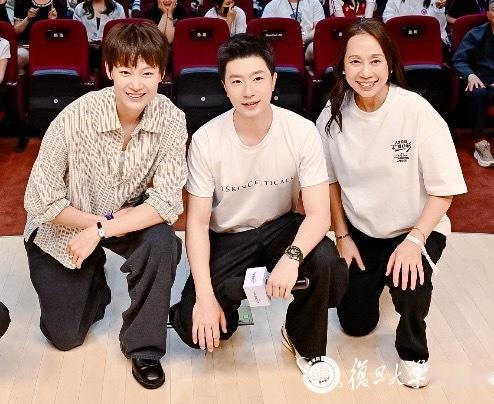 俺不中嘞马龙在杨力维姐姐旁边好小一只身高只差1cm肩宽对比尊素令咪心酸 