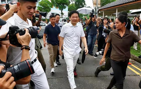 新加坡总理黄循财说，“世界上没有国家能取代美国。”
这话除了狗仗人势，跪舔以外，