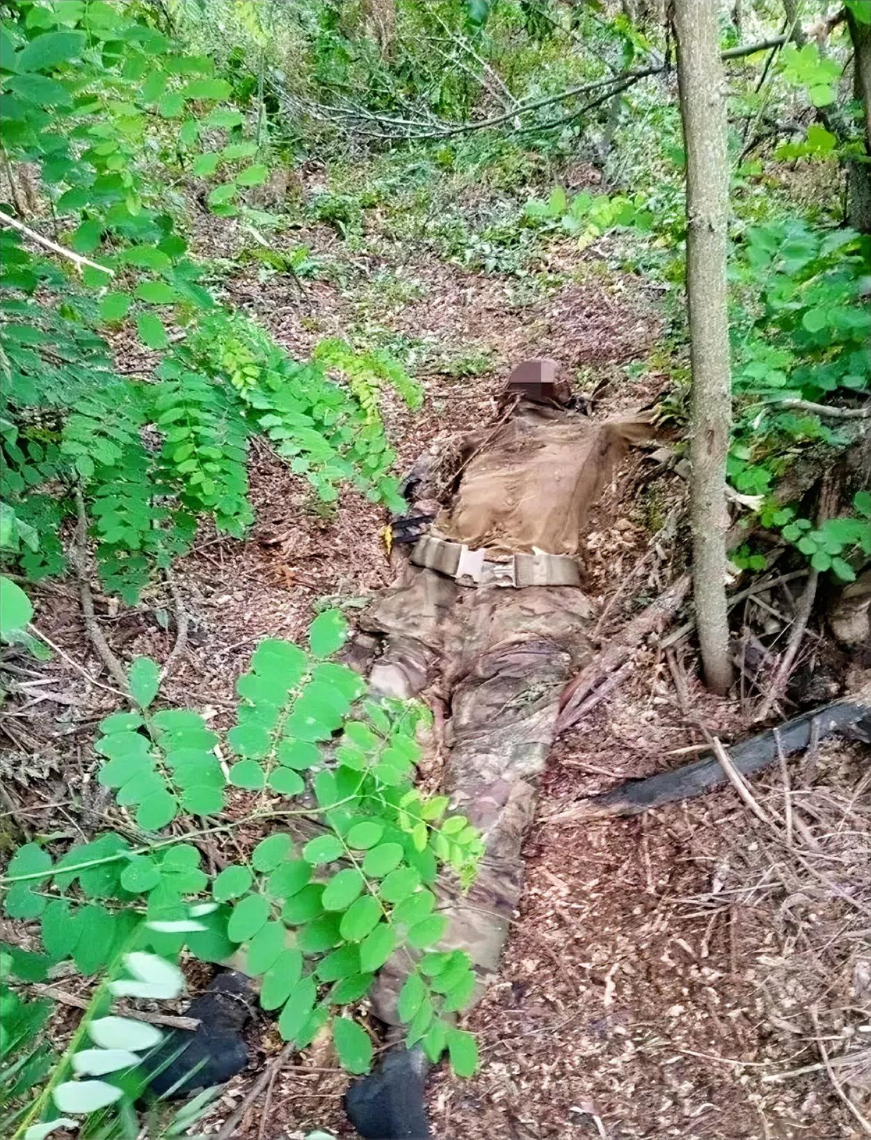 乌军阵亡士兵的尸体，已经和泥土融为一体了。