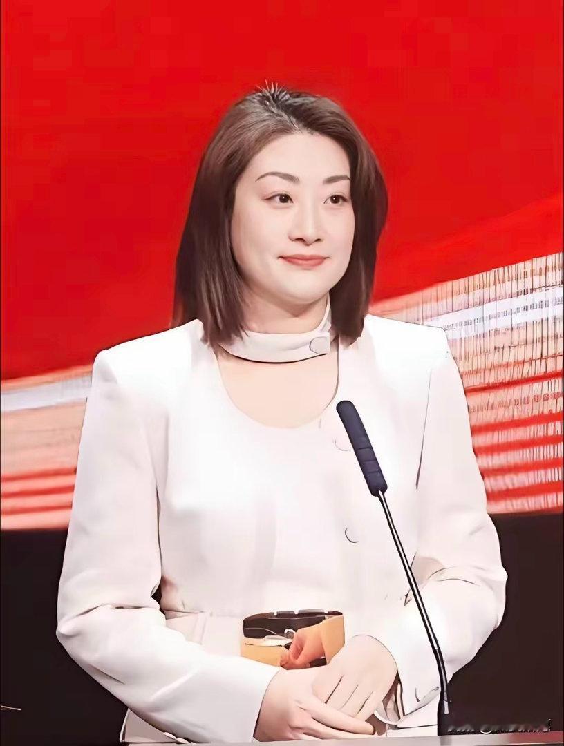 宗馥莉这次是真狠啊，新饮料“果然啵啵”上市，包装上翻遍，“娃哈哈”三个字一个都没