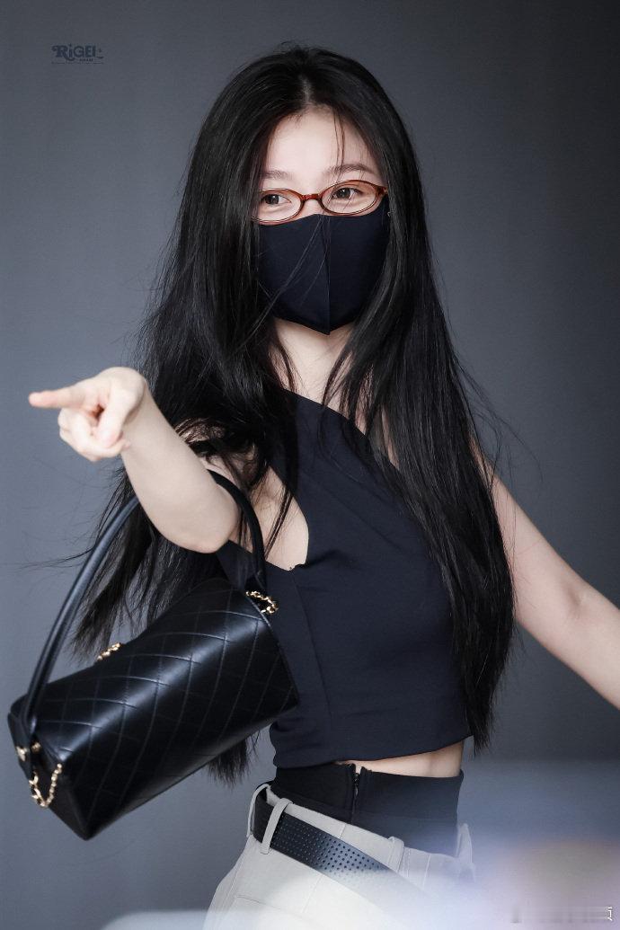 今天也是被欣欣子硬控的一天，这身黑色无袖上衣配拼接半裙，简简单单但就是很有氛围感