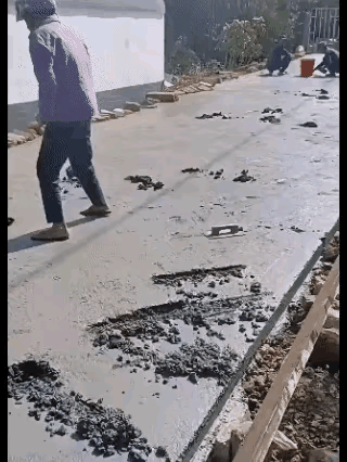 农村这样事还真不少？
第一，有可能没占用他家房，没赔偿到，心里不平衡？第二，马路