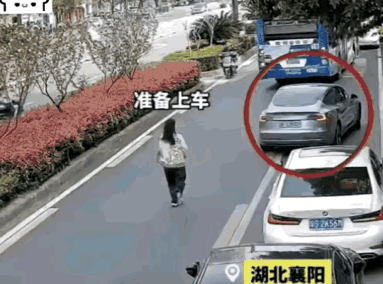 这小妮子的智商可能有点问题，
驾驶员都快无语了。