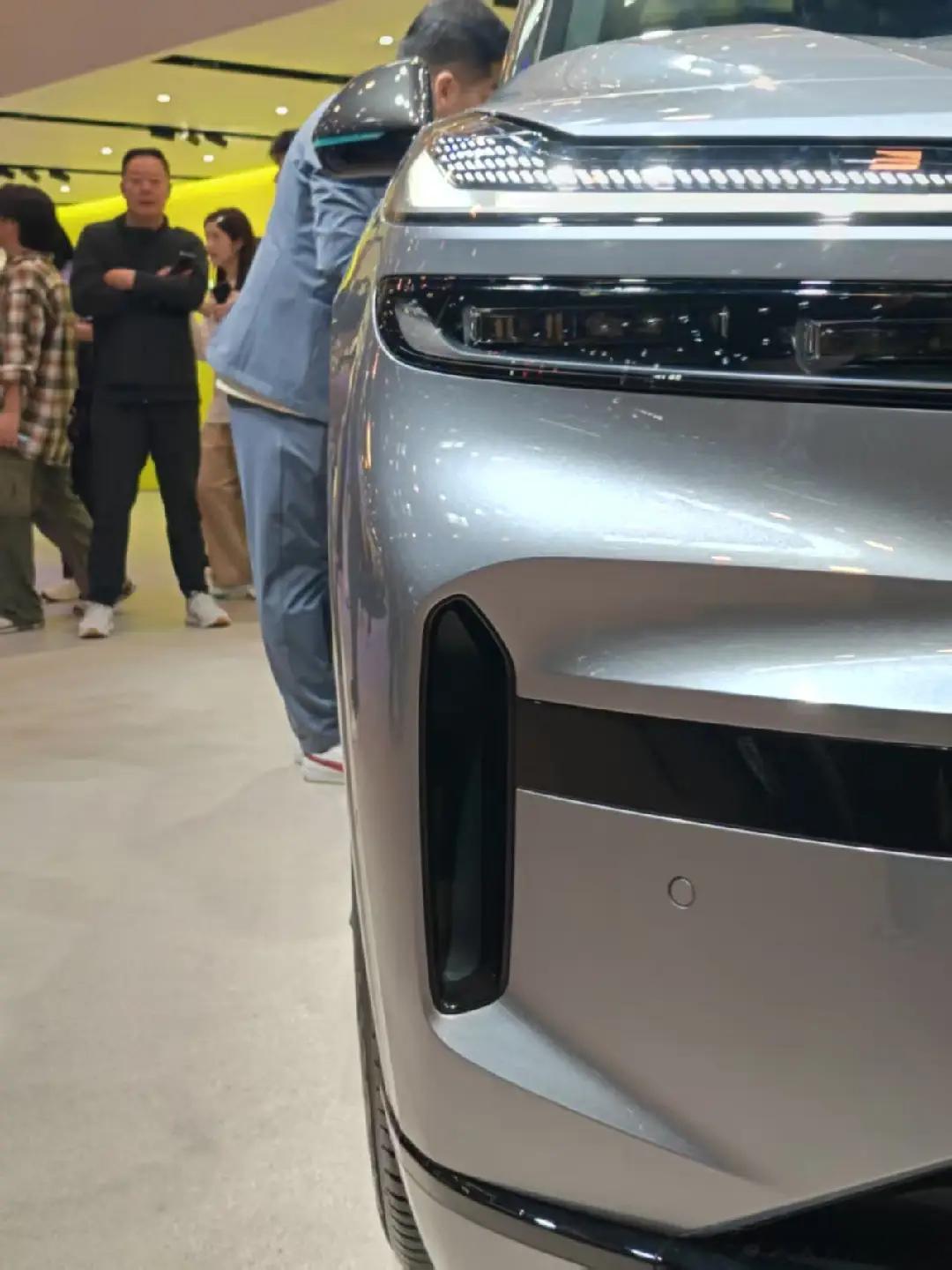 2026北京车展 顺便逛了下乐道的展台，银紫双拼色的实车质感比起图片好很多，气质