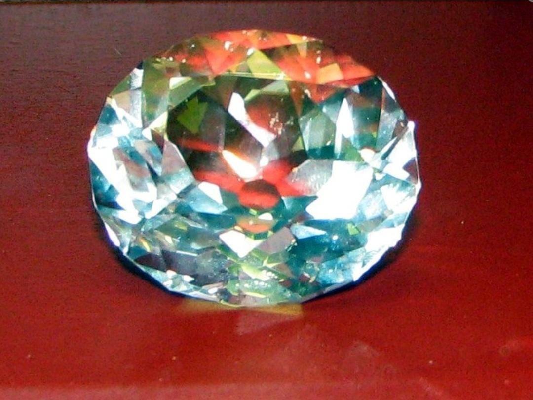 光之山（Koh-i-Noor）是历史上最著名的钻石之一，原产印度，重约105.6