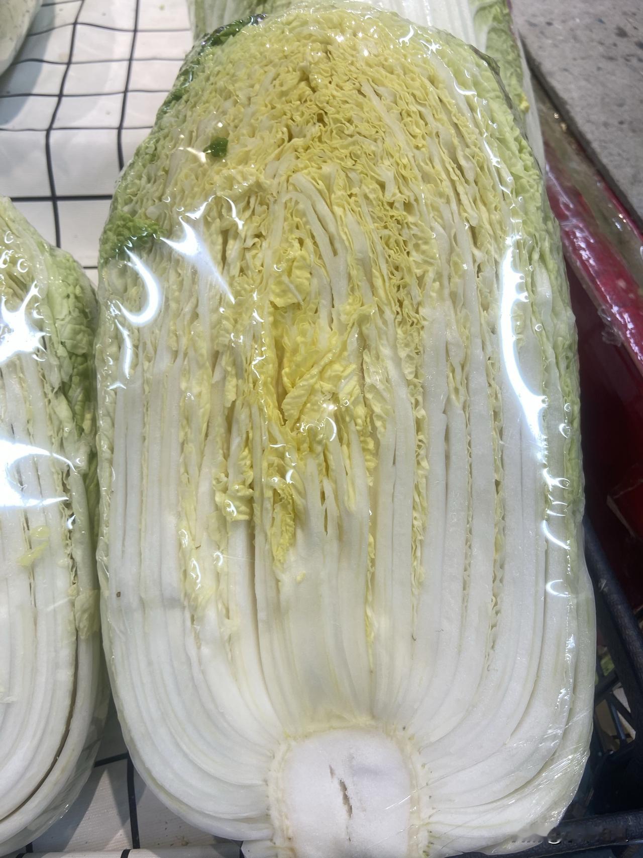 超市黄心大白菜看着特别有食欲，要是买半颗，炖粉条，得多好吃呀！
我一看价钱也不贵