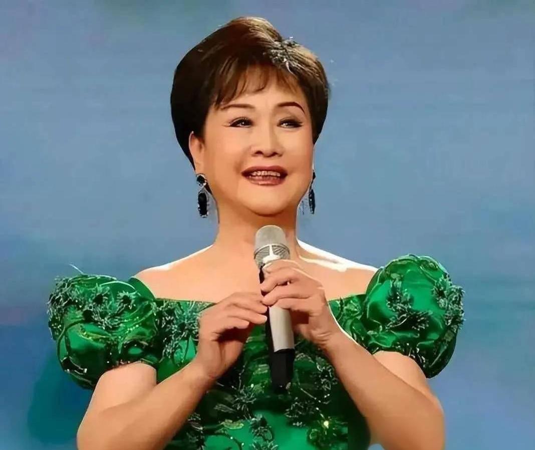 李谷一老师@李谷一今年又缺席了！别遗憾，她换了种方式陪伴大家过年。

有多少人觉