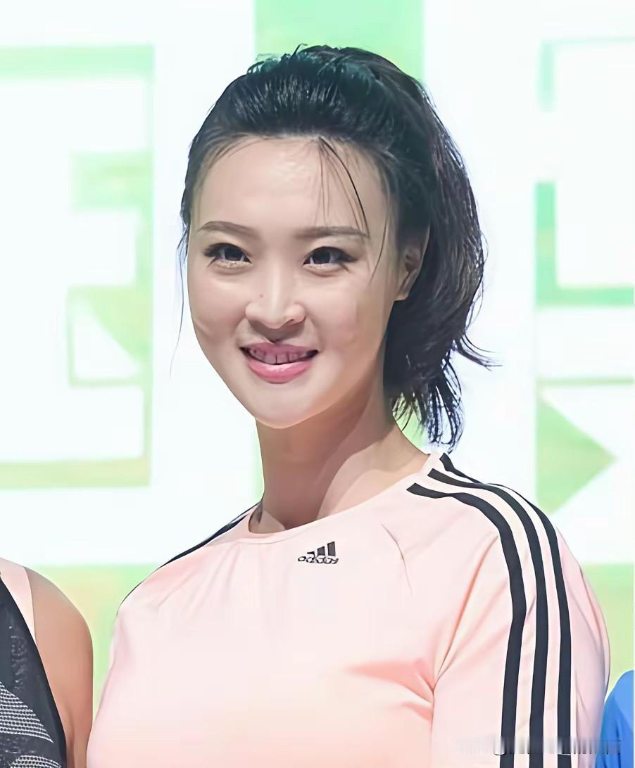 惠若琪，长得好漂亮，标准的瓜子脸，是排球女运动员里比魏秋月有气质的一位。 她的样