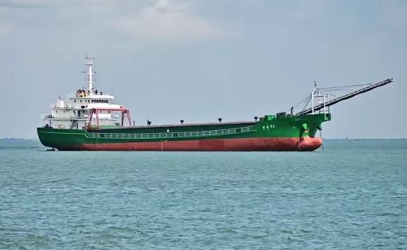 4月5日一艘装满小麦的轮船在亚速海海域遭到两架无人机攻击后沉没

这条船沉得太可