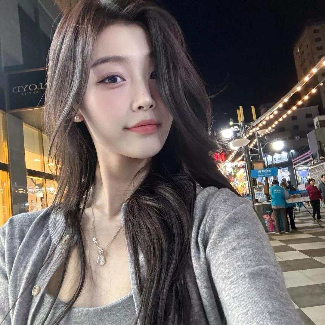 夜晚街头的温柔瞬间🌙✨