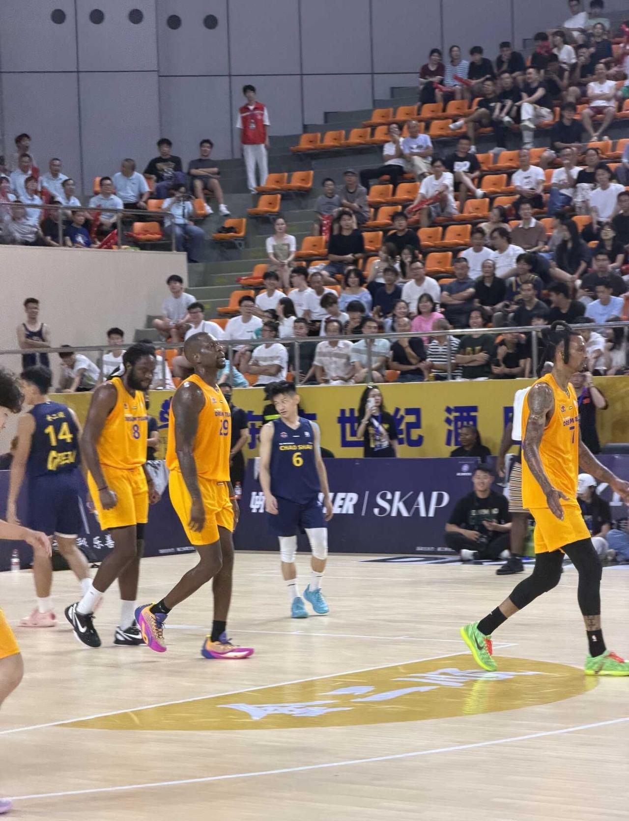 在汕头看球赛🏀偶遇NBA球星！！！！
大家认得出是谁吗！！！
NBA 追梦格林