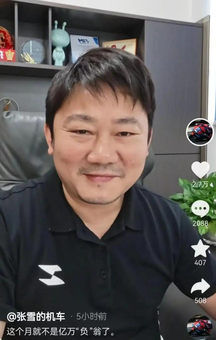 欠一个亿的时候，居然还给员工多发半个月工资。
说实话，看到这儿我愣了一下。不是觉