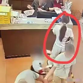 公共餐厅的一幕引人深思，无心小摩擦，为何闹到对四岁孩子下手？
监控清清楚楚显示，