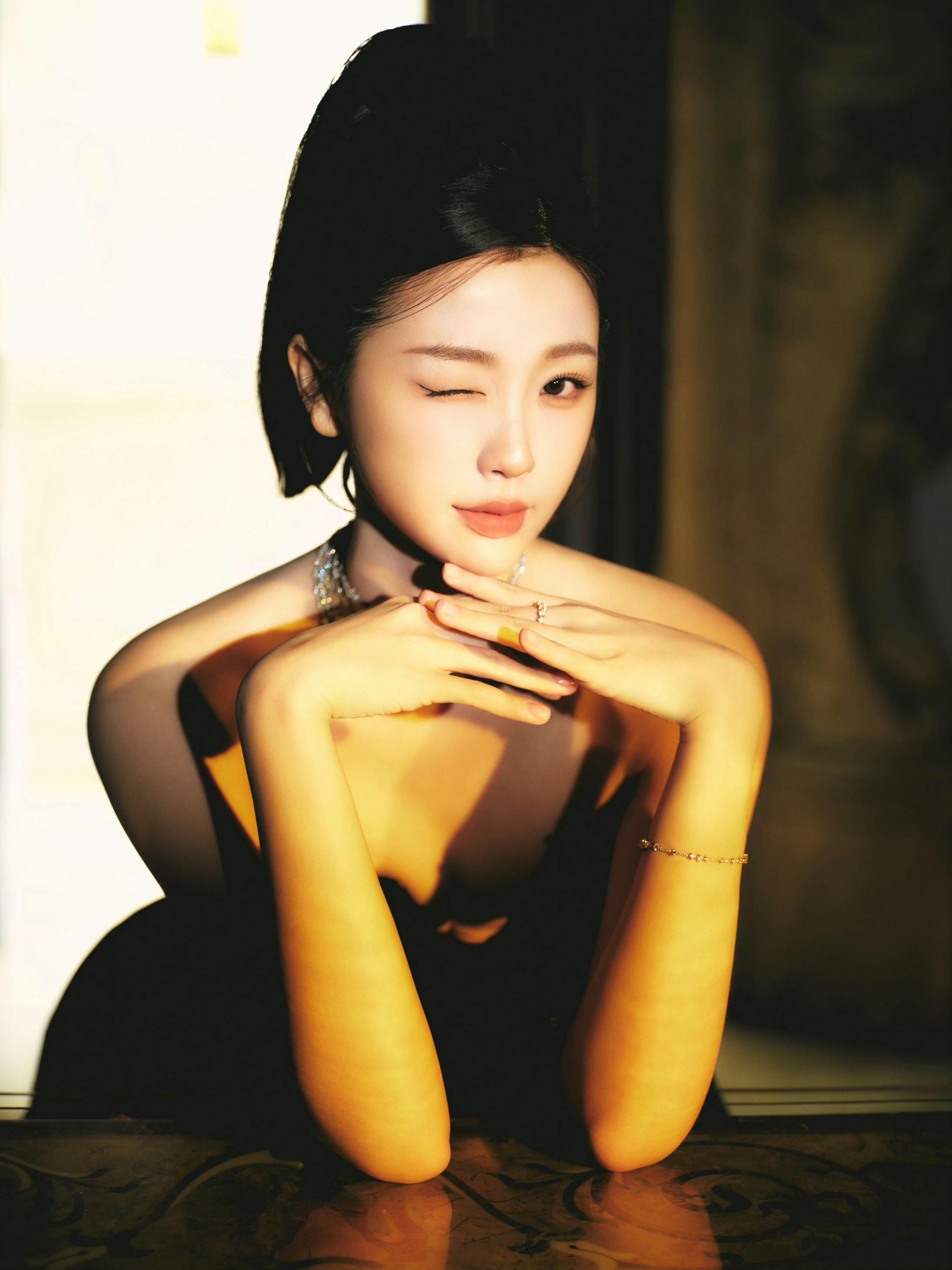 虞书欣黑莲花女王  黑色抹胸礼服，手执仙女棒，灵动可爱的黑天鹅！虞书欣黑莲花女王