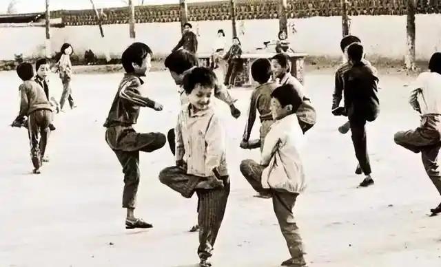 70年代小学生上体育课做什么？
       那日子简单又开心。那时候操场就是块