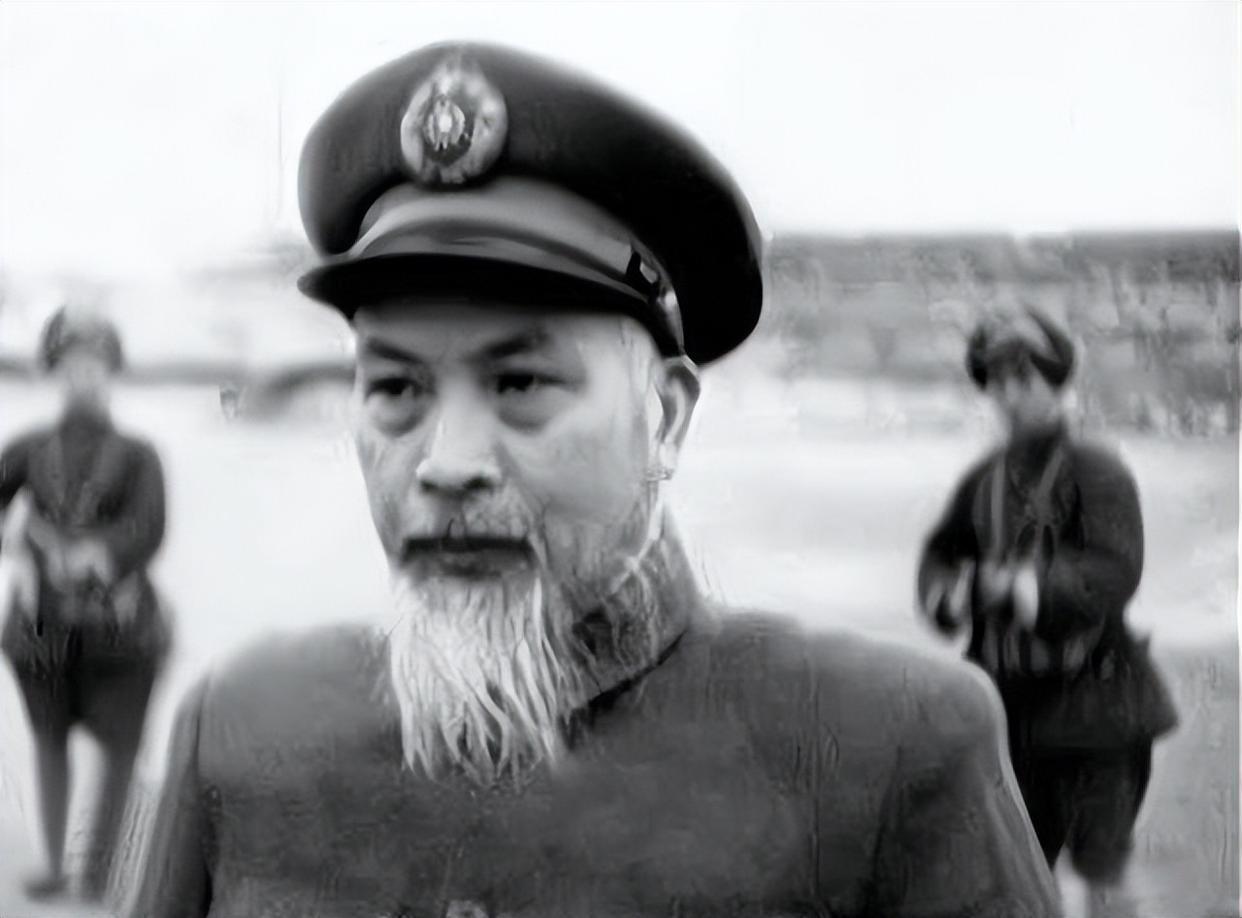 1948年，东北剿总副总司令范汉杰被俘，最终埋骨两岸。
 
锦州是东北的门户，蒋