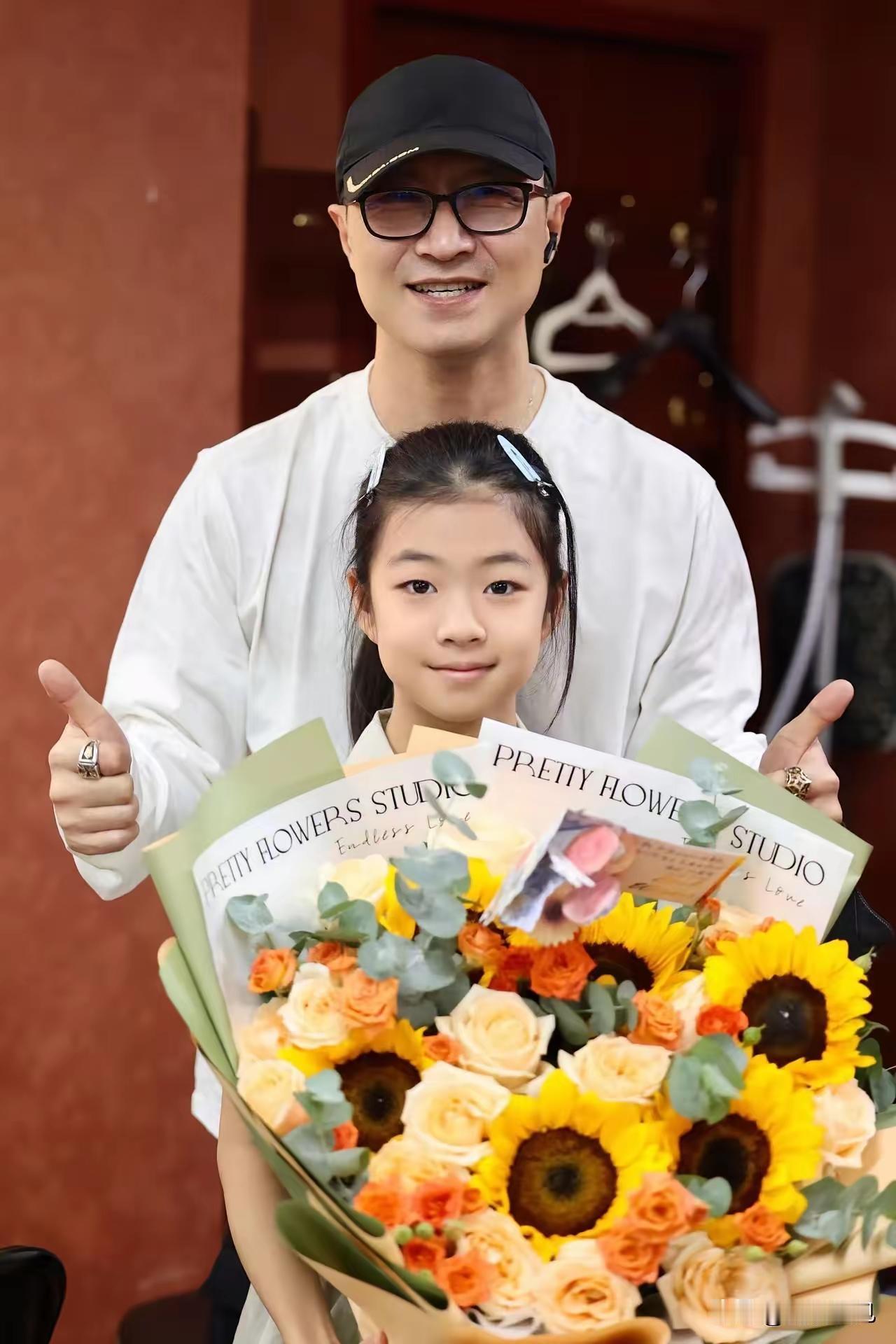 果然，汪峰也不例外，父母对优秀的孩子更容易偏爱。

汪峰晒全家福的照片，不是聚会