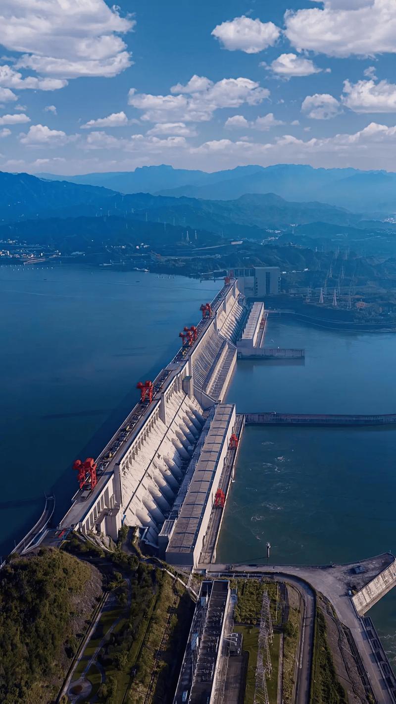美国最强钻地弹，打三峡大坝只能炸出不到7%的深度。

三峡大坝坝底宽115米，美