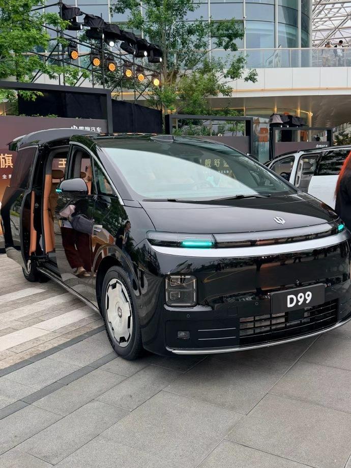 罗永浩说零跑造车就是交个朋友本来以为旗舰MPV都得奔着四五十万去，听罗永浩聊零跑