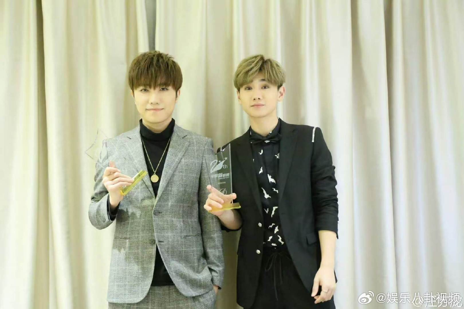 汪苏泷给徐良演唱会送花篮 汪苏泷给徐良演唱会送了20个红色应援花篮，10多年的友