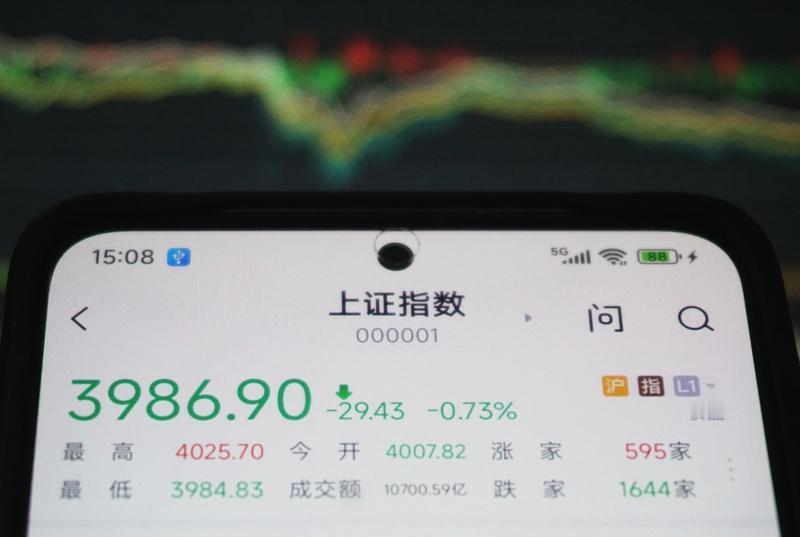 A股突发跳水！4000股飘绿，是该割肉还是抄底？
 
家人们，今天的A股是不是让