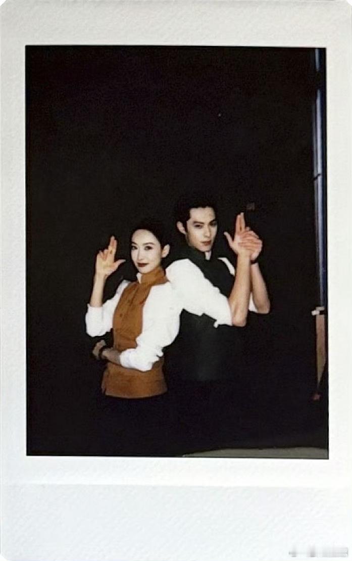 宋茜王鹤棣拍立得宋茜王鹤棣拍立得合照宋茜王鹤棣拍立得合照，这个星河入梦太可惜了！