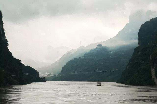 江水奔腾直向东，逢山开路往前冲。最终飞流入大海，控制不好也很凶！
