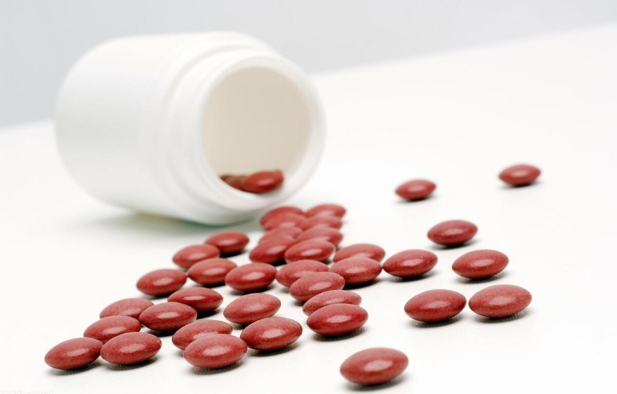 为什么补铁的时候，建议服些维C？
自然界中存在的铁是稳定的三价铁，很难被人体吸收