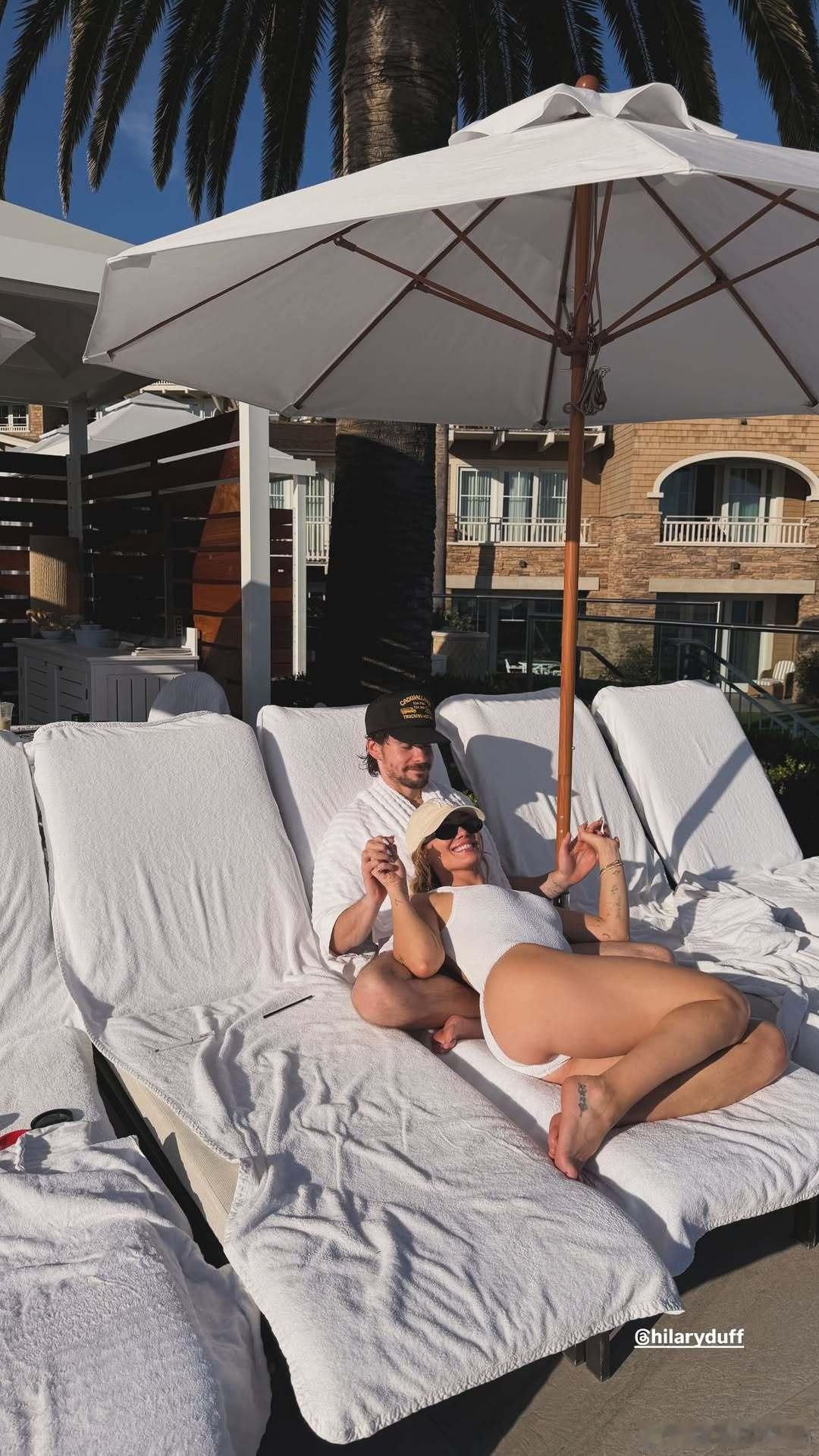 Hilary duff希拉里达芙和老公Matthew koma带娃度假，两口子躺