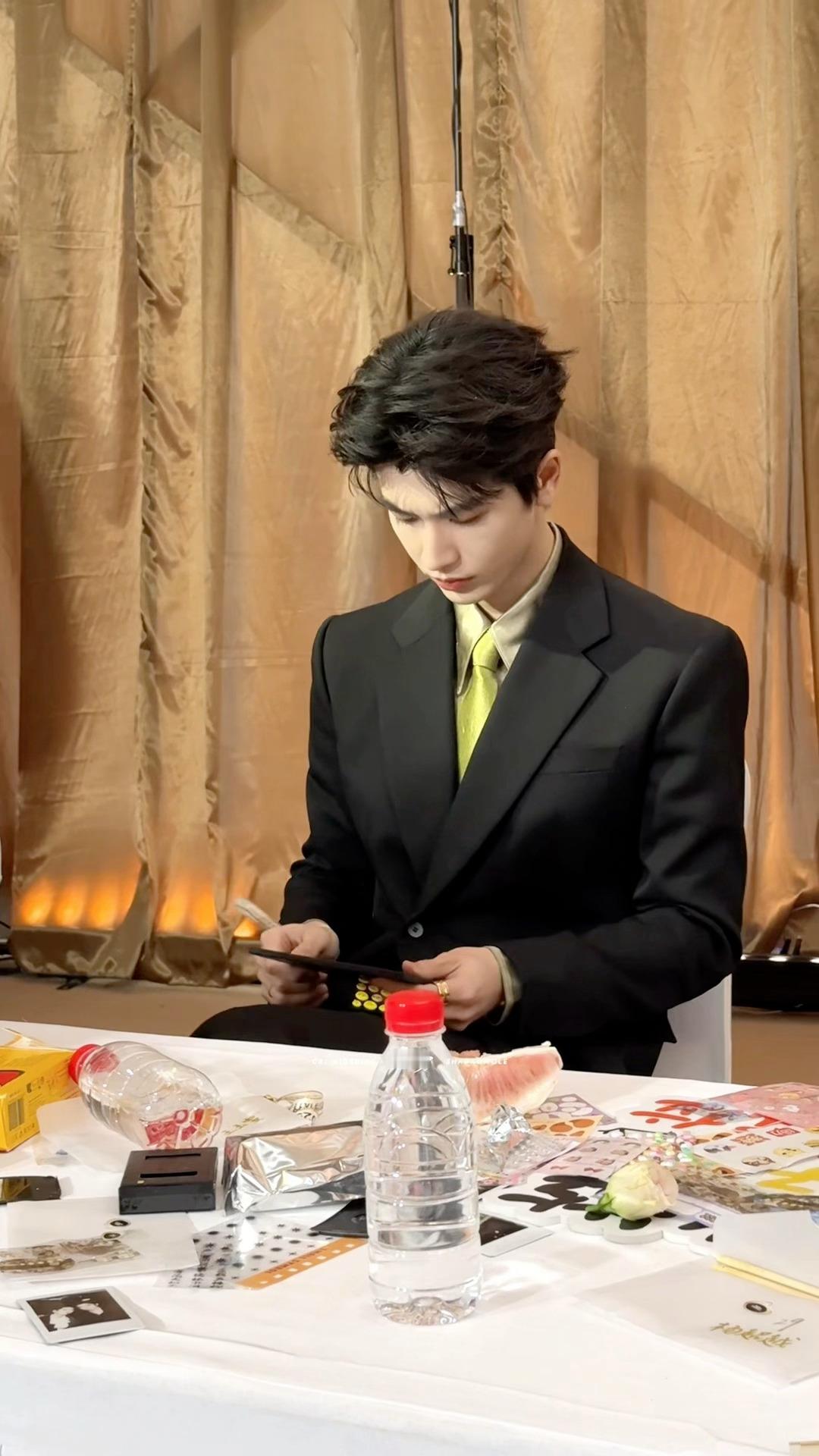 张凌赫这个视角太好梦了 我说张凌赫这个视角太好梦了[女孩儿]下颌线鲨我。。给男神