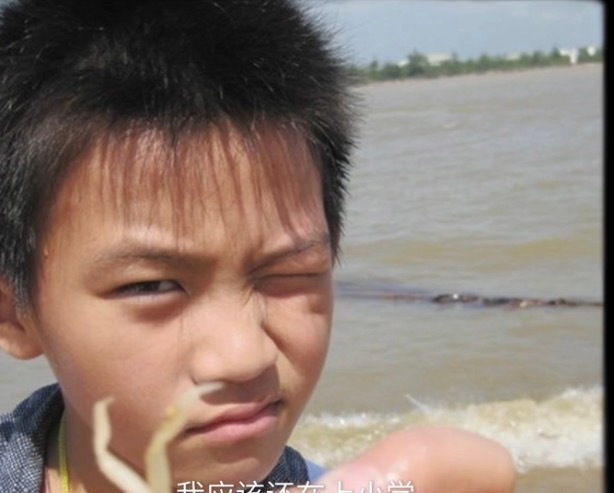 十二岁的嘉辉因为钓鱼晒黑被爸爸暴揍十九岁的普普在大学课堂上画建筑图别相见恨晚了，