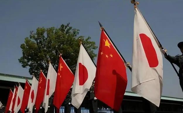 一语戳破假象！日本老人直言所谓 “中国威胁论” 全是演戏。对外演给美国看，借机谋