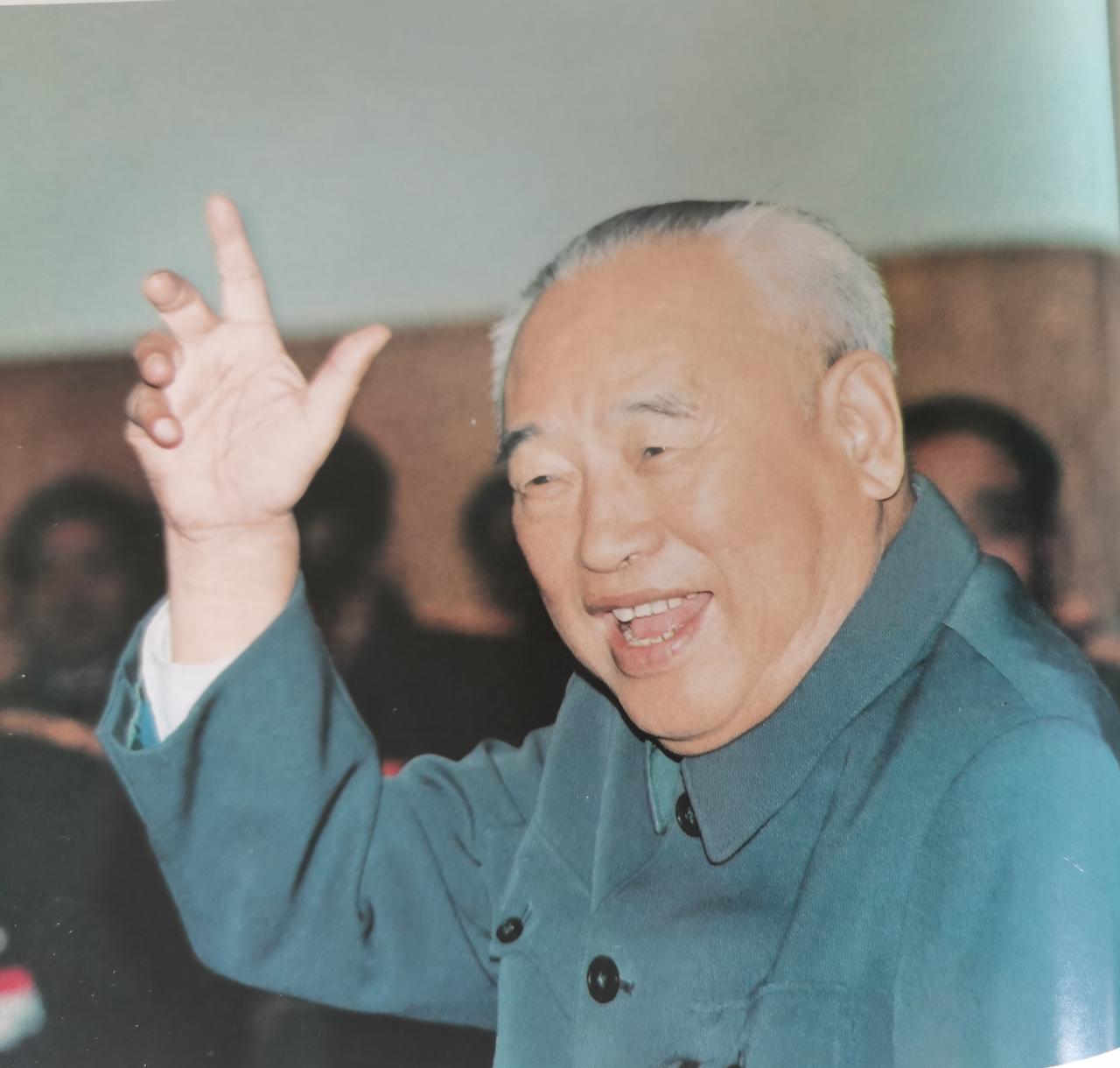 1992年10月13日，开国中将余秋里作为特邀代表，参加党的十四次代表大会，并在
