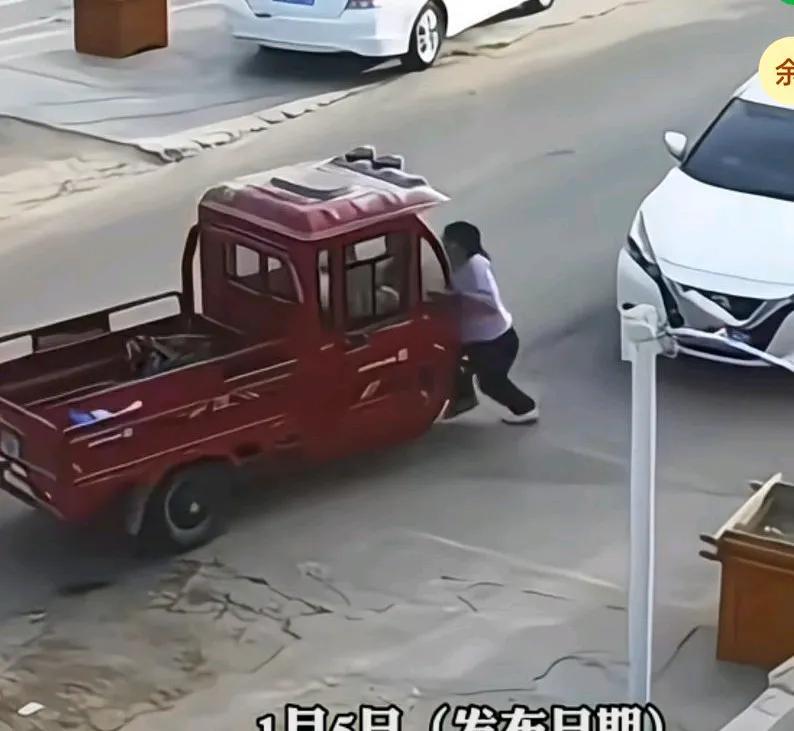 家长忘记拔三轮车钥匙，熊孩子径直撞上路边汽车，
妈妈忘拔三轮车钥匙，
一转身看到