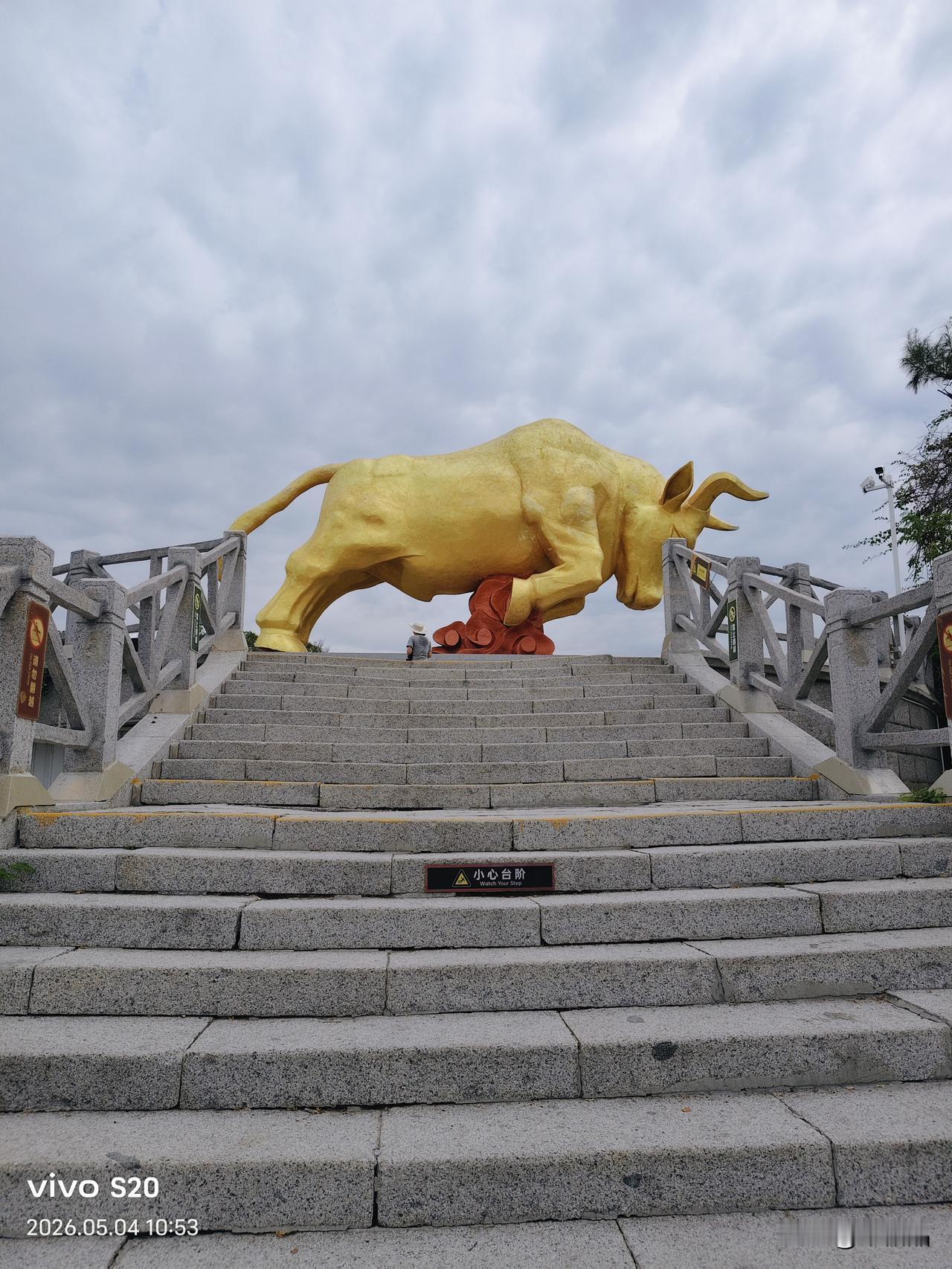 西岛很大，我们选择了“牛王岭
”牛王岭是西岛的‘日落圣地’，山顶的礁石滩和情人桥