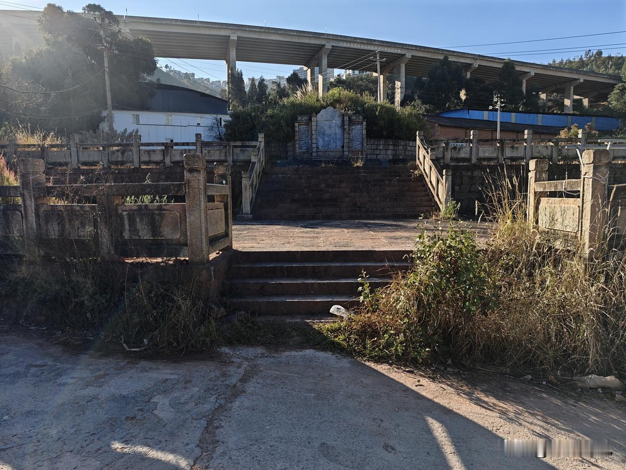 淹没于荒草之中的唐天宝战争“千人塚”
“千人塚”位于大理市满江街道旧铺村与地石曲